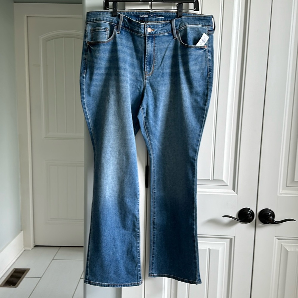 NWT WOMEN’S OLD NAVY MID RISE KICKER BOOT CUT JEANS — SIZE 18 SHORT